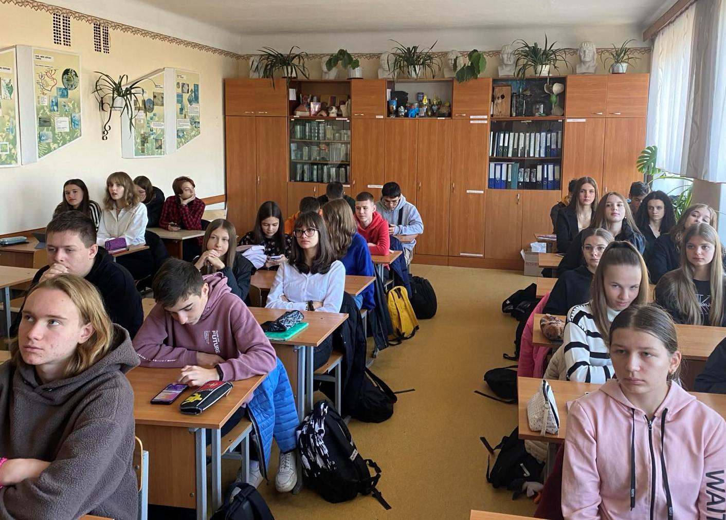 Учасники уважно переглядають презентацію і поглиблюють свої знання